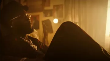 Balenciaga Chemise à logo noir et rouge portée par Burna Boy en Burna Boy - Higher [Official Music Video]