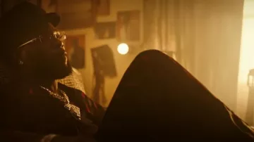 Pantalon de pyjama Balenciaga noir et rouge sur toute la surface porté par Burna Boy en Burna Boy - Higher [Official Music Video]
