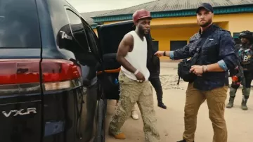 Who Decides War Pantalon cargo 'Husk' déchiqueté beige porté par Burna Boy dans Burna Boy - Higher [Official Music Video]