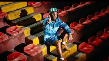 Louis Vuitton Polo en denim à rayures patchwork bleu porté par Burna Boy en Burna Boy - Higher [Official Music Video]