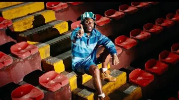 Short en jean rayé patchwork bleu Louis Vuitton porté par Burna Boy en Burna Boy - Higher [Clip officiel]