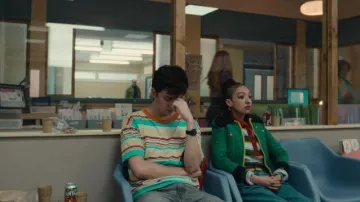 Vestuario de la serie de televisión Sex Education: Ola Nyman (Patricia Allison) lleva una chaqueta verde con cuello de piel en el episodio 8 de la temporada 3
