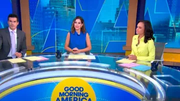 Blusa Babaton Carter en azul zafiro brillante usada por Rebecca Jarvis como se ve en Good Morning America el 26 de junio de 2024
