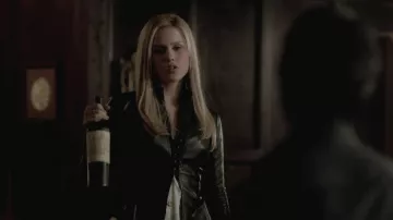 Vêtements de The Vampire Diaries : Rebekah Mikaelson (Claire Holt) porte une veste en cuir noir dans l’épisode 17 de la saison 3