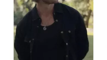 Atuendos de la película Hit Man: Glen Powell usa una chaqueta de algodón negro para interpretar a Gary Johnson