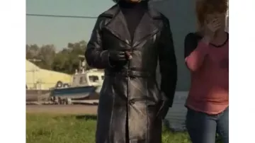 Vestuario de la película Hit Man: Abrigo de cuero negro de piel de oveja usado por Gary Johnson (Glen Powell)