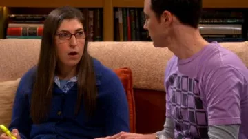 T-shirts de The Big Bang Theory : Sheldon Cooper (Jim Parsons) porte un t-shirt violet Squares dans l’épisode 6 de la saison 7