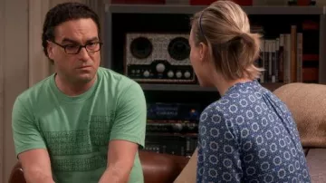 The Big Bang Theory Wardrobe : T-Shirt du tableau périodique porté par Leonard Hofstadter (Johnny Galecki) dans la saison 9, épisode 2 de la série télévisée
