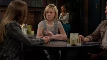 T-shirt Ag Nes à rayures du Bengale porté par Lucy Romalotti (Lily Brooks O’Briant) comme on le voit dans Les Feux de l’Amour le 25 juin 2024