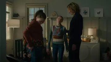 Alice + Olivia Willa Plawet Top porté par Lynn Bouchard (Brooklyn Shuck) comme on le voit dans Evil (S04E06)