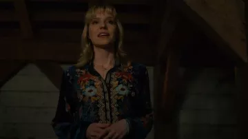 Johnny Was Túnica de mujer Bouquet Burnout Nephele usada por Abbey (Ashley Edner) como se ve en Evil (T04E07)