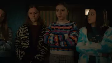 Pull en cachemire Aqua Cashmere Multi Scallop porté par Lynn Bouchard (Brooklyn Shuck) comme on le voit dans Evil (S04E07)