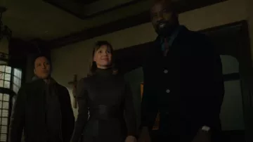 Akris Robe en cachemire à col montant en cuir péplum portée par Kristen Bouchard (Katja Herbers) comme on le voit dans Evil (S04E07)