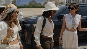 Mochila Louis Vuitton Monogram Palm Springs usada por Caroline Brooks como se ve en The Real Housewives of Dubai (S02E05)
