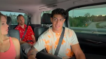 Camiseta con estampado de H&M usada por Tony Castellanos como se ve en The Mole (T02E03)