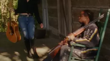 Chaqueta de carreras Kapital con rayas negras y amarillas 'Working' usada por Quavo en Quavo, Lana Del Rey - Tough (Video oficial)