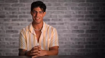 Camisa Oxford de rayas amarillas con cuello de campamento elástico y slim de Asos Design usada por Tony Castellanos como se ve en The Mole (T02E04)