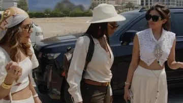 Ceinture réversible Hermès Constance Cuir portée par Caroline Brooks vue dans The Real Housewives of Dubai (S02E05)