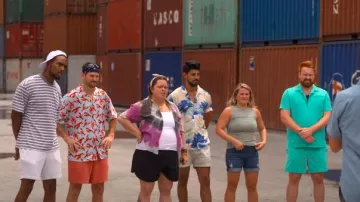 Pull & Bear Tie Dye Crochet Oversize Shirt Co-Ord In Multi porté par Deanna Thompson comme on le voit dans The Mole (S02E05)