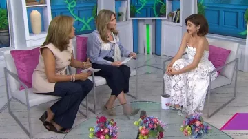 Sandalias Veronica Beard Ellen Leather Wedge Slide usadas por Hoda Kotb como se vio en Today with Hoda & Jenna el 4 de julio de 2024