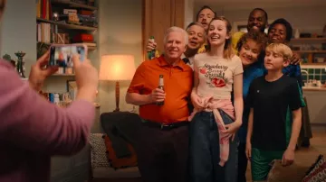 Urban Outfitters Mid Wash Carpenter Jeans porté par la princesse (Scarlett Rayner) comme on le voit dans Trying (S04E08)