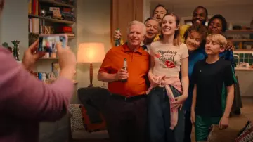 Urban Outfitters Mid Wash Carpenter Jeans porté par la princesse (Scarlett Rayner) comme on le voit dans Trying (S04E08)