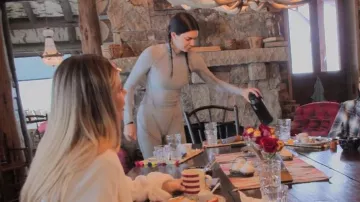 Legging Skims porté par Kendall Jenner vu dans The Kardashians (S05E07)