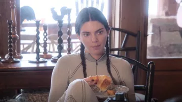 Haut à col roulé Skims porté par Kendall Jenner comme on le voit dans The Kardashians (S05E07)