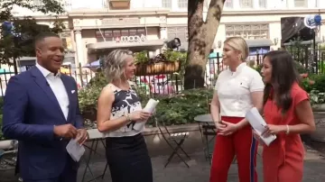 Robe portefeuille midi à col mangue en rouge portée par Kaylee Hartung comme on le voit dans Today le 4 juillet 2024