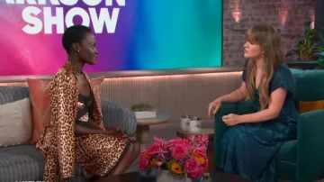 Diane von Furstenberg Roselin Faux Wrap Dress en Mystic Shadow Floral usado por Kelly Clarkson como se vio en The Kelly Clarkson Show el 26 de junio de 2024