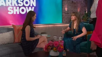 Robe en jersey rayé Miu Miu portée par Laufey telle que vue dans le spectacle Kelly Clarkson le 26 juin 2024