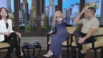 Alessandra Rich Vestido midi de seda plisado de lunares usado por Kelly Ripa como se vio en LIVE with Kelly and Mark el 5 de julio de 2024