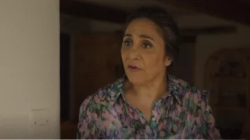 Blusa estampada de River Island usada por Rosie Hastings (Annabel Mullion) como se ve en A Good Girl's Guide to Murder (T01E01)