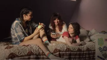 Chaussettes Monki en coton à rayures arc-en-ciel en blanc-multi portées par Cara Ward (Asha Banks) comme on le voit dans A Good Girl’s Guide to Murder (S01E01)