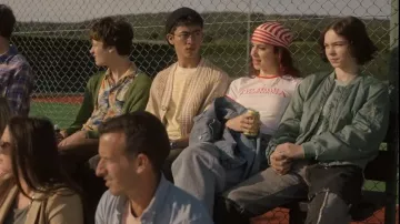 New Look Girls White California Logo Ringer T-Shirt porté par Cara Ward (Asha Banks) comme on le voit dans A Good Girl’s Guide to Murder (S01E02)