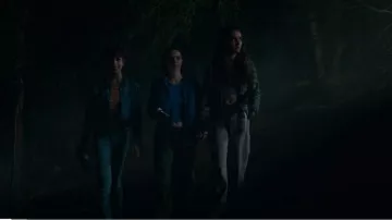Bershka Pantalon cargo large en nylon vert à cordon de serrage porté par Pippa 'Pip' Fitz-Amobi (Emma Myers) comme on le voit dans A Good Girl’s Guide to Murder (S01E03)