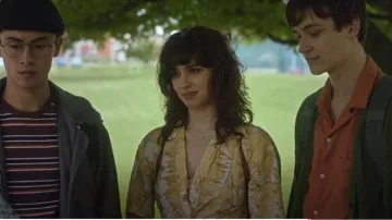 Top cruzado de H&M usado por Lauren Gibson (Yali Topol Margalith) como se ve en A Good Girl's Guide to Murder (T01E05)