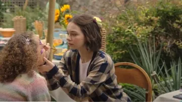 Gianni Feraud Cardigan à carreaux bleu marine et crème porté par Pippa 'Pip' Fitz-Amobi (Emma Myers) comme on le voit dans A Good Girl’s Guide to Murder (S01E05)