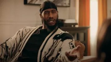 Pull RTA Zephyr Noir Abstrait porté par Trig Taylor (Luke James) comme on le voit dans The Chi (S06E16)