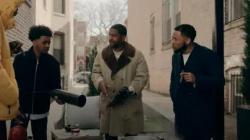 London Fog Reg Trench Coat Veste Pardessus Fausse Fourrure Doublé porté par Darnell (Rolando Boyce) comme on le voit dans The Chi (S06E16)