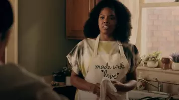 Tablier de cuisine en lin Etsy porté par Nina Williams (Tyla Abercrumbie) comme on le voit dans The Chi (S06E16)