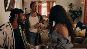 Anthropologie Animal Printed Duster Cardigan porté par Deja (Carolyn Michelle Smith) comme on le voit dans The Chi (S06E16)