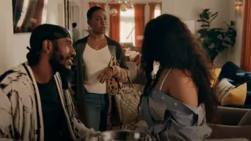 Anthropologie Animal Printed Duster Cardigan porté par Deja (Carolyn Michelle Smith) comme on le voit dans The Chi (S06E16)