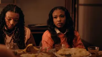 Chanel Métal Cristal Gradué Perle CC Broche Or portée par Andrea (Mariah Gordon) comme on le voit dans The Chi (S06E16)