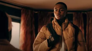 Chaqueta acolchada de Asos Design con capucha desmontable en color caqui usada por Bakari (Ahmad N. Ferguson) como se ve en The Chi (T06E16)