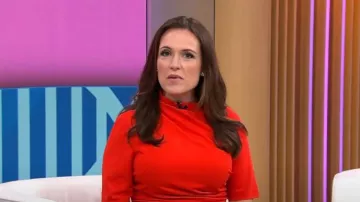 Vestido plisado lateral Maggy London con cuello asimétrico y mangas al codo usado por Nikki Battiste visto en CBS Mornings el 21 de junio de 2024