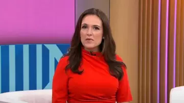 Robe à plis latéraux Maggy London avec col asymétrique et manches coudières portée par Nikki Battiste, comme on le voit dans CBS Mornings le 21 juin 2024