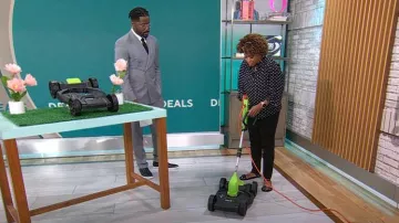 Blusa con volantes de Tommy Hilfiger usada por Gayle Bass como se ve en CBS Mornings el 27 de junio de 2024