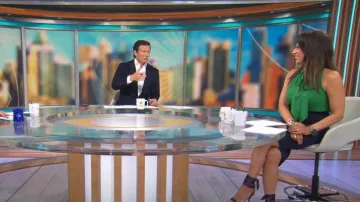 Blusa de satén sin mangas con cuello anudado Bar lll usada por Michelle Miller como se vio en CBS Mornings el 7 de julio de 2024