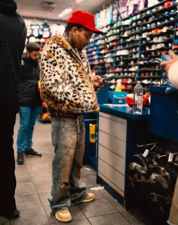 Veste à capuche Givenchy en fausse fourrure léopard beige portée par Gervonta Davis sur le compte Instagram @iqfits